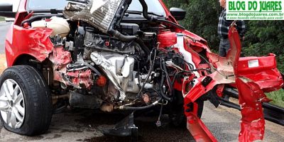 Acidente de trânsito na BR-116 em Camaquã envolvendo dois carros deixa Gol destruído