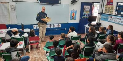 PRF realiza atividade de educação para o trânsito com crianças em escola de Eldorado do Sul