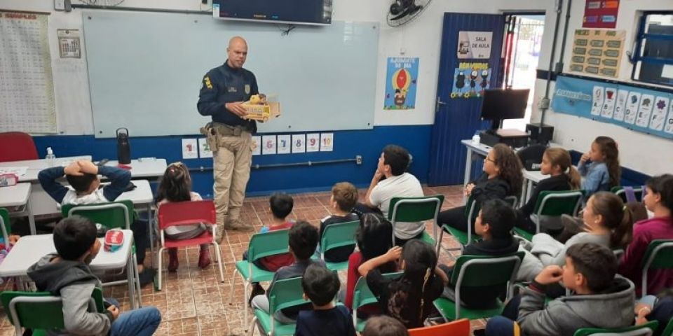 PRF realiza atividade de educação para o trânsito com crianças em escola de Eldorado do Sul