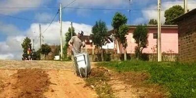ESPAÇO DO LEITOR: valos e buracos abertos no bairro Santa Marta em Camaquã