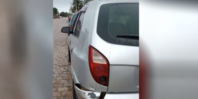 Carro atinge veículo estacionado e foge do local em Tapes