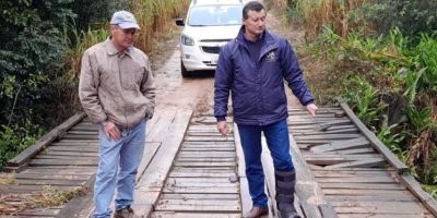 Executivo de Amaral Ferrador vistoria e avalia estrago em ponte da zona rural