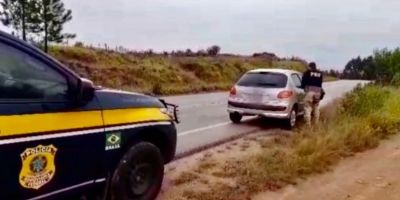 PRF prende três traficantes com drogas em carro roubado em Pantano Grande