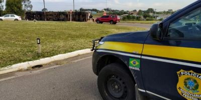 Carreta carregada de soja tomba e provoca interdição na BR-290 em Pantano Grande