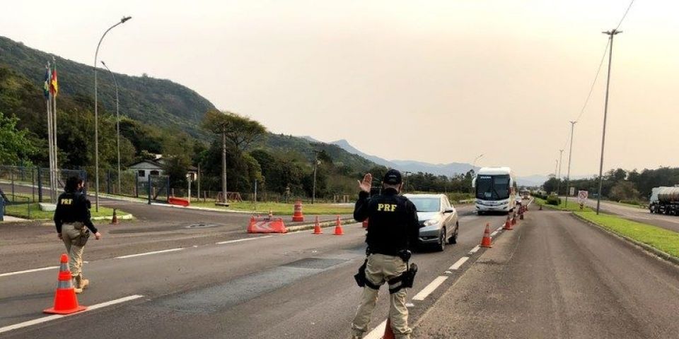 PRF prende condutor embriagado após se envolver em acidente em Garibaldi