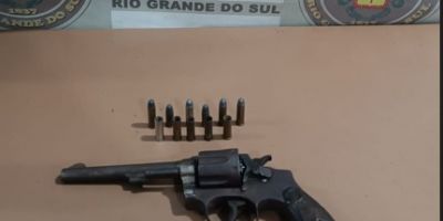 Homem é preso por porte ilegal de arma e descumprimento de medida protetiva em Pelotas