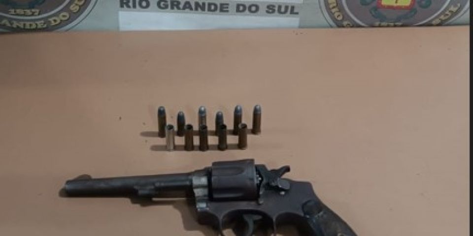 Homem é preso por porte ilegal de arma e descumprimento de medida protetiva em Pelotas
