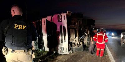 Carreta com toras de madeira tomba na BR-290 em Eldorado do Sul