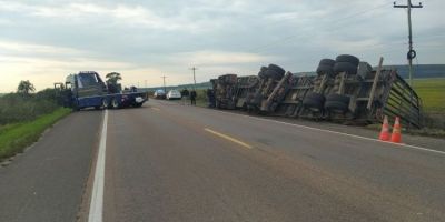 PRF realiza bloqueio na BR-290 para remoção de carreta tombada em Eldorado do Sul