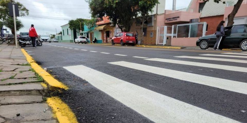 Pinturas de sinalização de trânsito são realizadas na Rua Cristóvão Gomes de Andrade em Camaquã