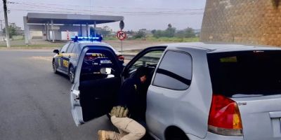 PRF flagra Palio com placas de um Opala na BR-116 em Guaíba