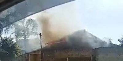 Incêndio atinge casa no bairro Carvalho Bastos em Camaquã