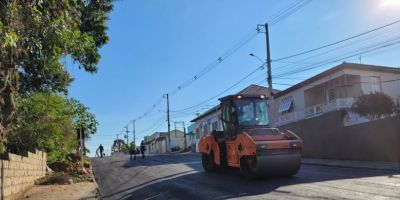 Pavimentação asfáltica segue na Rua Cristóvão Gomes de Andrade em Camaquã