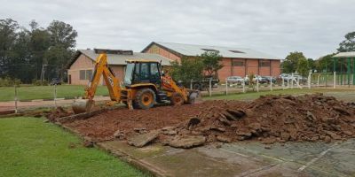 Prefeitura de Mariana Pimentel inicia construção de quadra de vôlei e academia ao ar livre