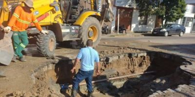 Obra da Corsan no centro de Camaquã provoca bloqueio no trânsito e oscilação no abastecimento de água