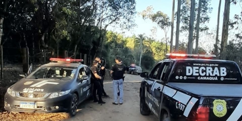 Polícia Civil prende três suspeitos por violência doméstica, posse ilegal de arma e tráfico de drogas na região