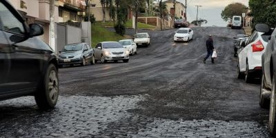 Trânsito é alterado na Rua Sete de Setembro para obras de asfalto no centro de Camaquã