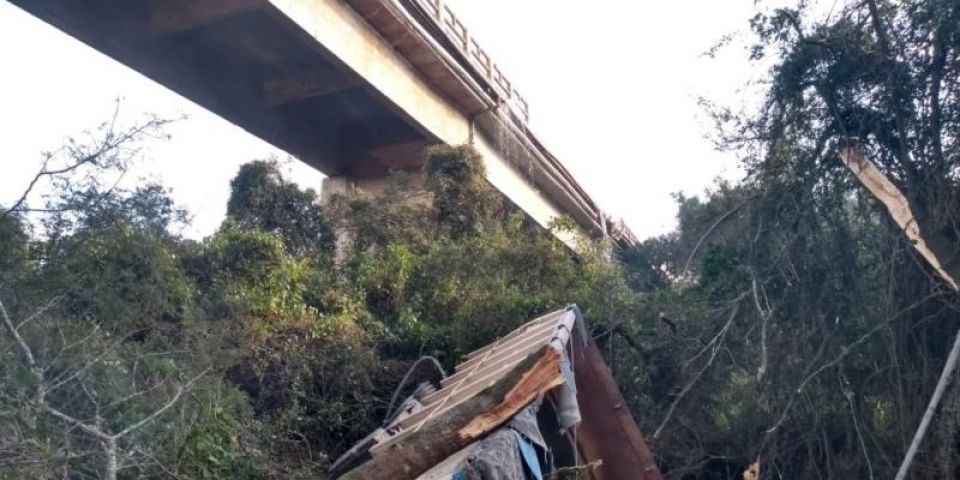 Carreta carregada com grãos cai da ponte do Rio Jacuí