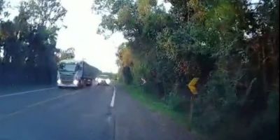 Motorista tenta ultrapassar carreta em curva e quase colide de frente com viatura da PRF no RS