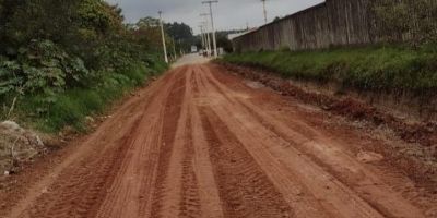 Trechos de ruas do bairro Cônego Walter recebem encascalhamento em Camaquã