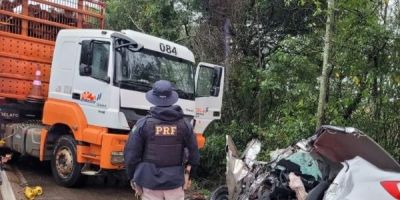 Colisão frontal entre carreta e carro deixa uma pessoa morta na BR-290 em Eldorado do Sul