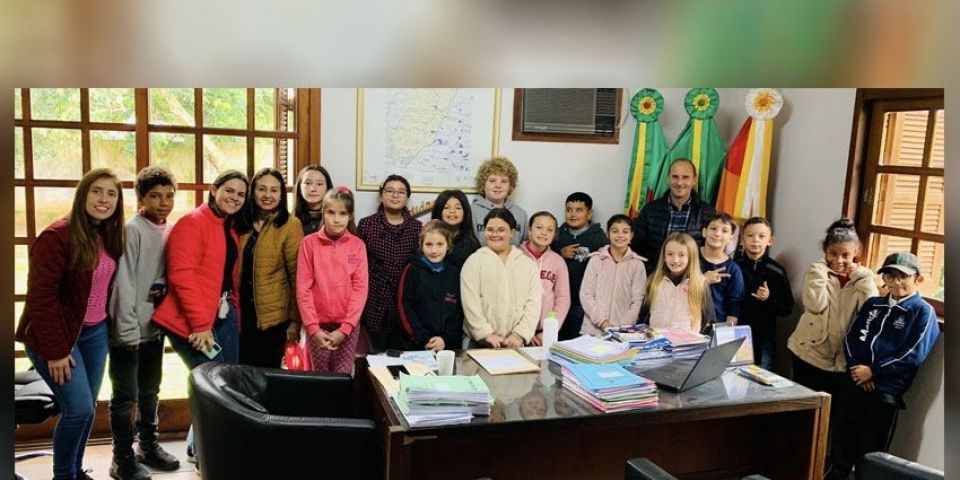 Prefeito de Sentinela do Sul recebe visita especial dos alunos da Escola Municipal de Ensino Fundamental Olavo Bilac