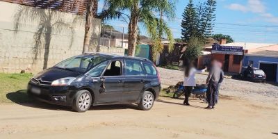 Carro e moto colidem no começo da tarde desta segunda (17) em Camaquã    