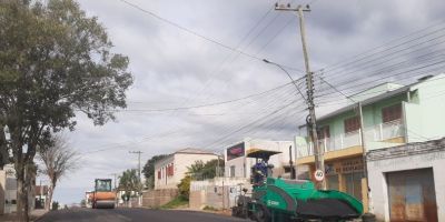 Trecho da Rua Sete de Setembro recebe última camada asfáltica em Camaquã