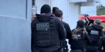 Suspeitos de comandar tráfico de drogas de dentro de penitenciária são alvos de operação da Polícia Civil