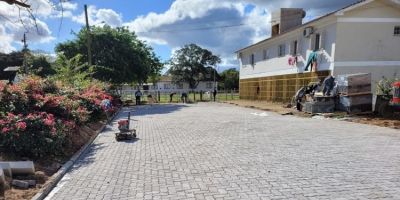 Prefeitura de Camaquã executa pavimentação com bloquetos em rua do bairro Gaúcho