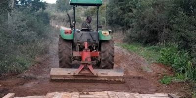 Ponte de acesso à localidade de Passo do Tijolo é reconstruída na zona rural de Amaral Ferrador