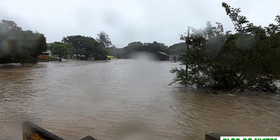 MATÉRIA COMPLETA: arroio Duro transborda e alaga casas nos pontos mais baixos dos bairros Jardim do Forte e Gaúcho
