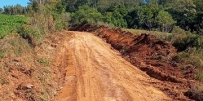 Estradas da Santa Auta no interior de Camaquã recebem patrolamento   