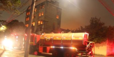 Incêndio atinge prédio abandonado na zona norte de Porto Alegre  