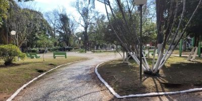 Praça Donário Lopes recebe manutenção e revitalização em Camaquã