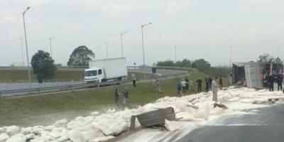 Motorista morre após carreta tombar entre a BR-386 e a BR-448 em Canoas