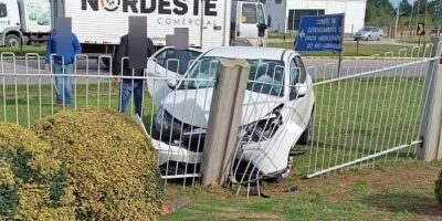 Motorista perde controle do carro e bate contra grade na BR-116 em Camaquã