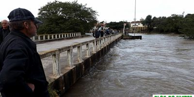 Águas começam a baixar no arroio Duro em Camaquã. Moradores do bairro Gaúcho pretendem mover ação contra Aud