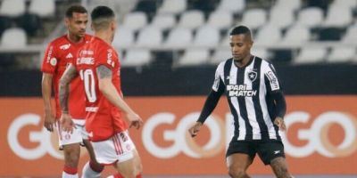 Botafogo vira o jogo e derrota o Inter por 3 a 1, se mantendo na liderança do Brasileirão