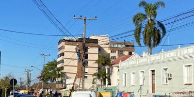 Empresas realizam conserto em cabos após incêndio no centro de Camaquã