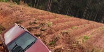 Carro é encontrado virado de lado em estrada do interior de Dom Feliciano  