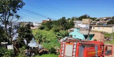 Bombeiros de Camaquã combatem princípio de incêndio no bairro Santa Marta    