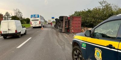 Caminhão carregado de lixo tomba e causa bloqueio no trânsito na BR-290 em Eldorado do Sul 