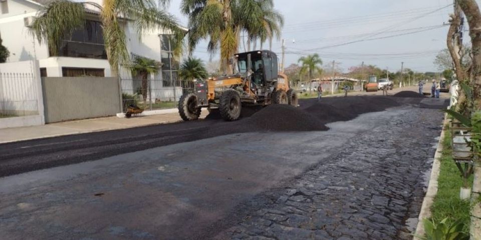 Pavimentação asfáltica chega na Rua Zeca Netto em Camaquã