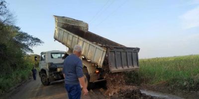 Trecho da Estrada do Banhado do Colégio recebe manutenção em Camaquã