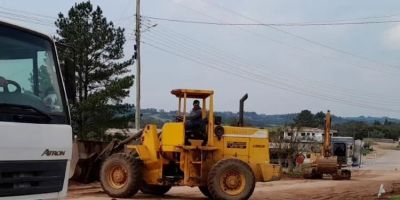 Rebaixamento da rede de água em Amaral Ferrador prepara rua para novo calçamento