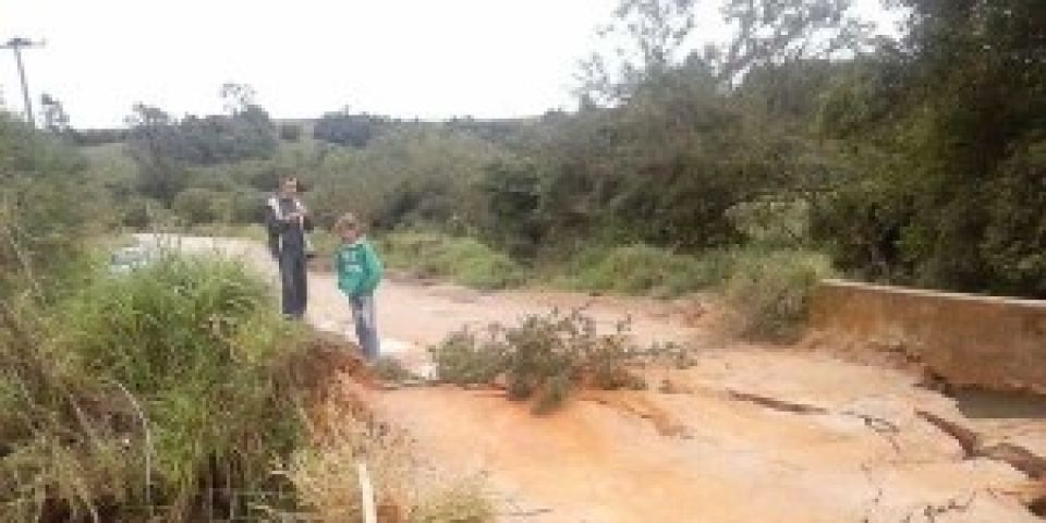 Ponte cede devido à chuva no interior de Sentinela do Sul