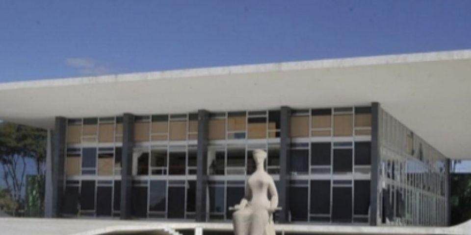 STF tem cinco votos para descriminalizar porte de maconha para consumo no Brasil   