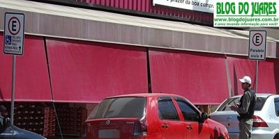 Carros estacionados em vaga exclusiva para deficientes são multados pela BM no centro de Camaquã