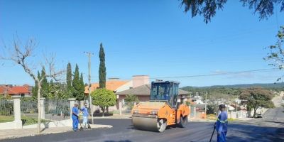 Obras de asfalto avançam na Rua Zeca Netto no bairro Jardim do Forte em Camaquã